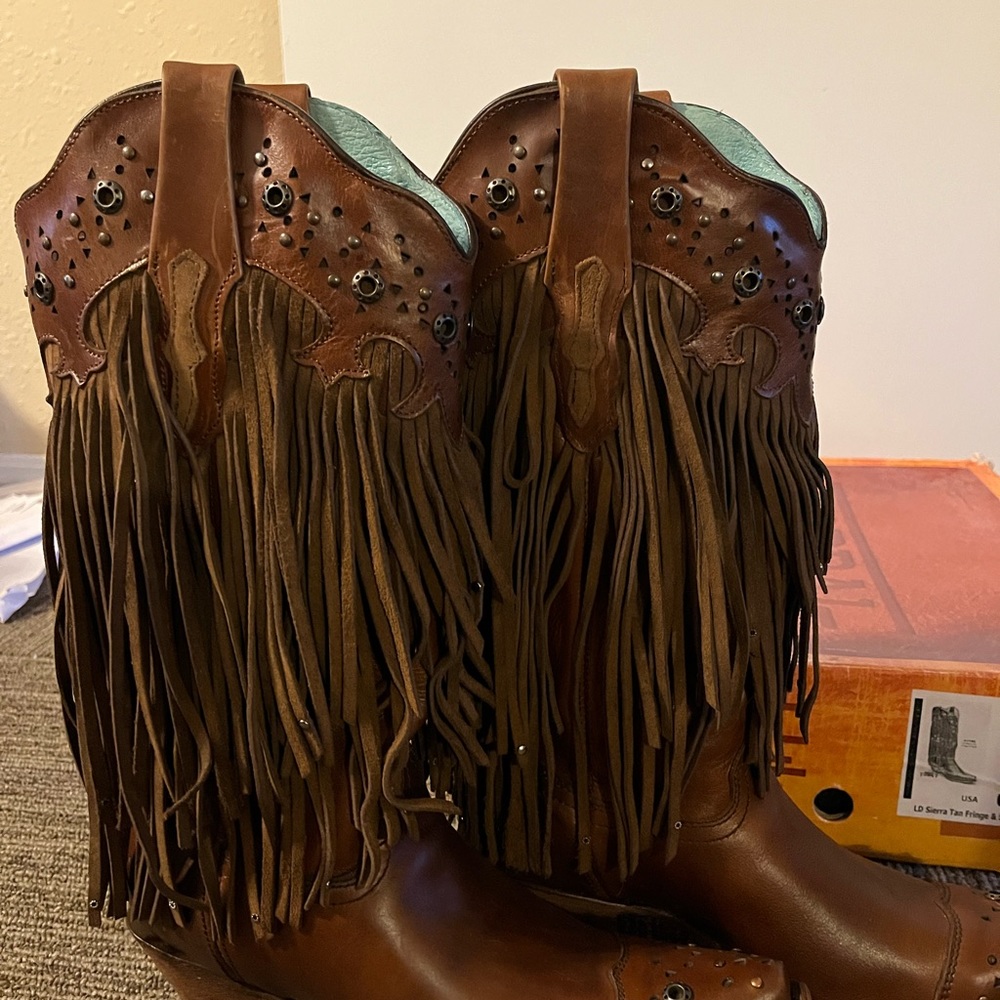 Women’s Corrall Fringe Boots Size 9